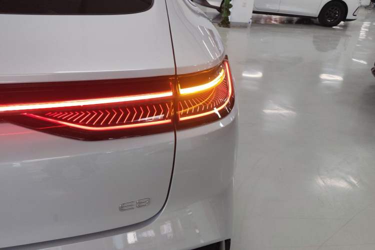 Used Geely Galaxy E8 2025 700 km Long-Range Intelligent Driving Version Right Rear Taillight