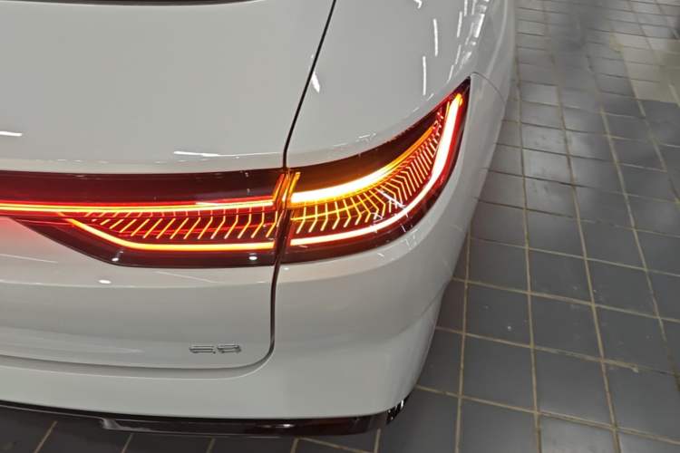 Used Geely Galaxy E8 2025 700 km Long-Range Intelligent Driving Version Right Rear Taillight