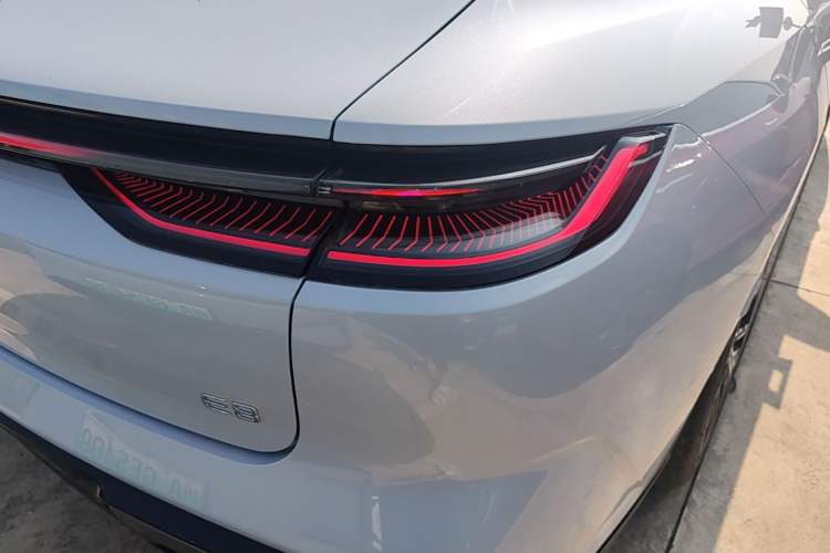 Used Geely Galaxy E8 2025 700 km Long-Range Intelligent Driving Version Right Rear Taillight