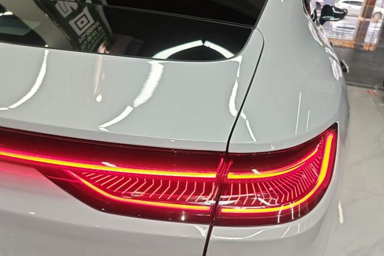 Used Geely Galaxy E8 2025 700 km Long-Range Intelligent Driving Version Right Rear Taillight