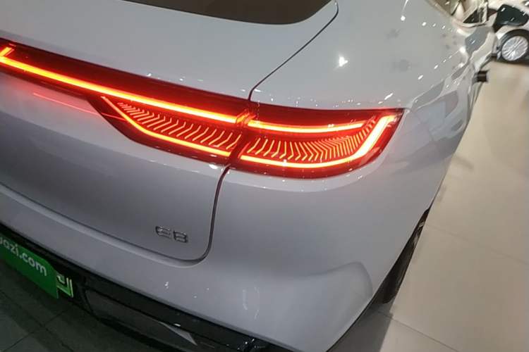 Used Geely Galaxy E8 2025 700 km Long-Range Intelligent Driving Version Right Rear Taillight