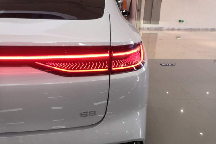 Used Geely Galaxy E8 2025 700 km Long-Range Intelligent Driving Version Right Rear Taillight