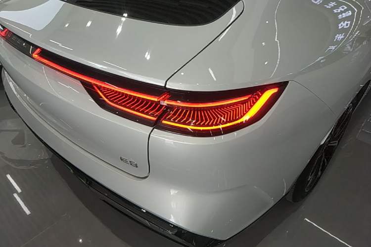 Used Geely Galaxy E8 2025 700 km Long-Range Intelligent Driving Version Right Rear Taillight