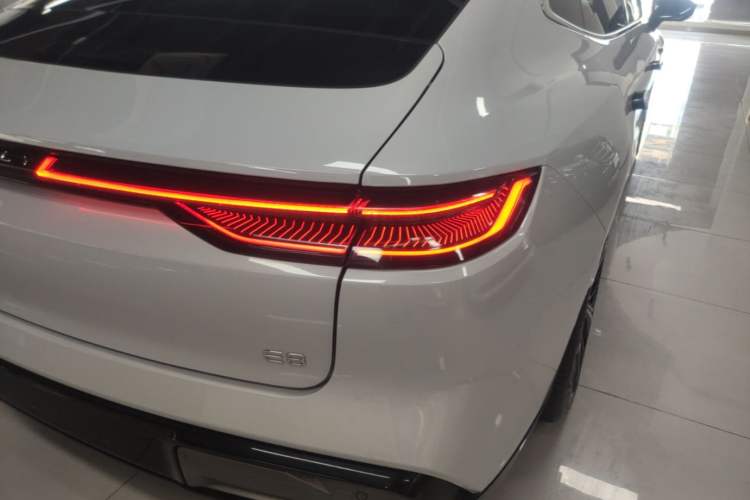 Used Geely Galaxy E8 2025 700 km Long-Range Intelligent Driving Version Right Rear Taillight