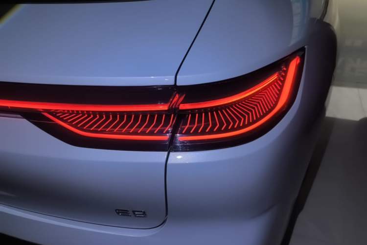 Used Geely Galaxy E8 2025 700 km Long-Range Intelligent Driving Version Right Rear Taillight