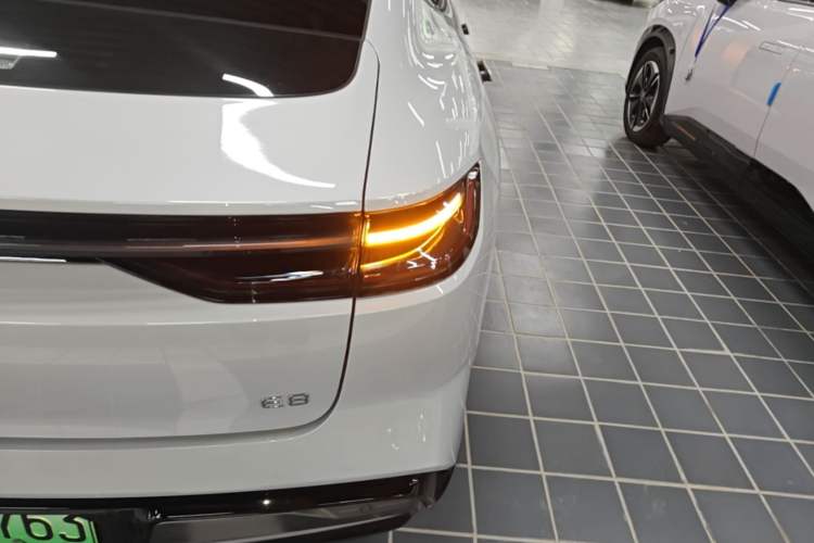 Used Geely Galaxy E8 2025 700 km Long-Range Intelligent Driving Version Right Rear Taillight
