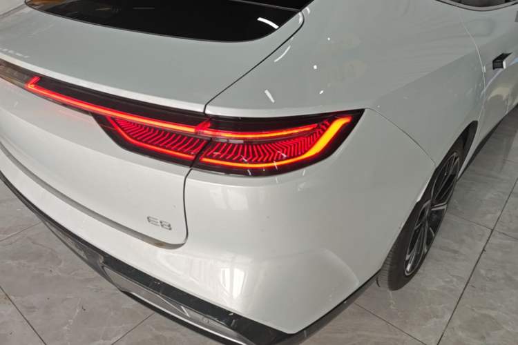 Used Geely Galaxy E8 2025 700 km Long-Range Intelligent Driving Version Right Rear Taillight