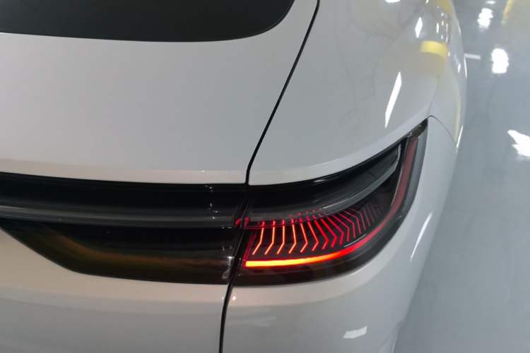 Used Geely Galaxy E8 2025 700 km Long-Range Intelligent Driving Version Right Rear Taillight