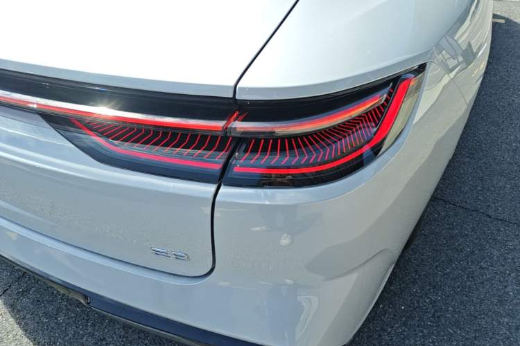 Used Geely Galaxy E8 2025 700 km Long-Range Intelligent Driving Version Right Rear Taillight