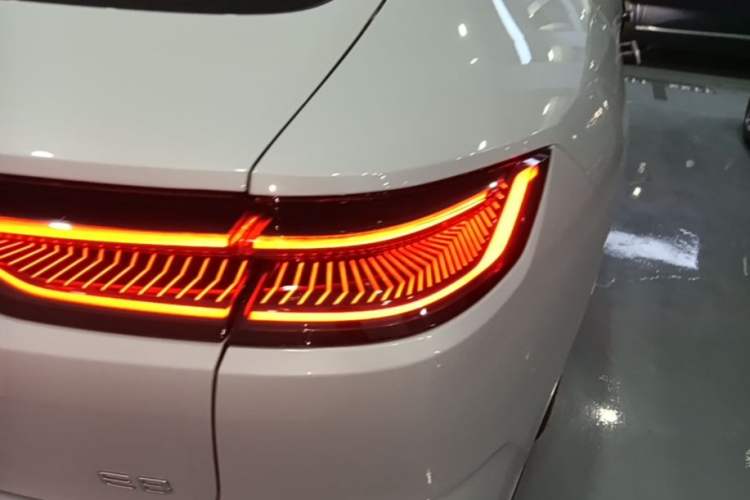 Used Geely Galaxy E8 2025 700 km Long-Range Intelligent Driving Version Right Rear Taillight