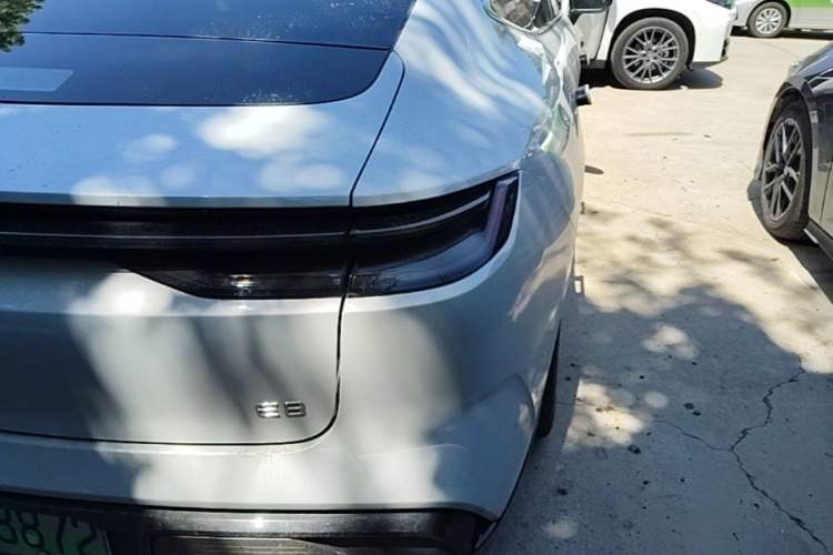 Used Geely Galaxy E8 2025 700 km Long-Range Intelligent Driving Version Right Rear Taillight