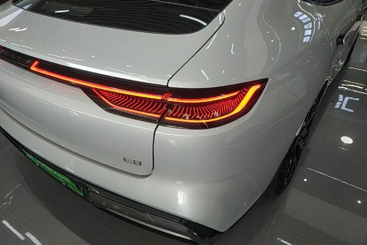Used Geely Galaxy E8 2025 700 km Long-Range Intelligent Driving Version Right Rear Taillight