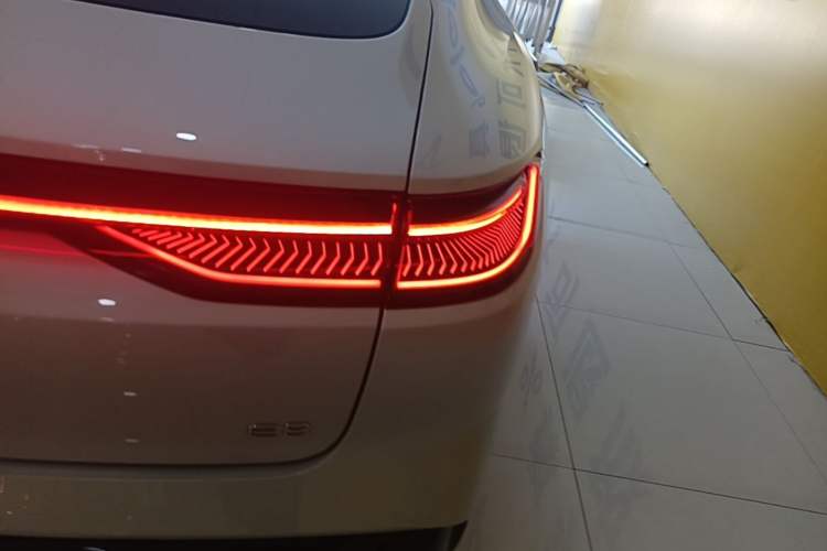 Used Geely Galaxy E8 2025 700 km Long-Range Intelligent Driving Version Right Rear Taillight