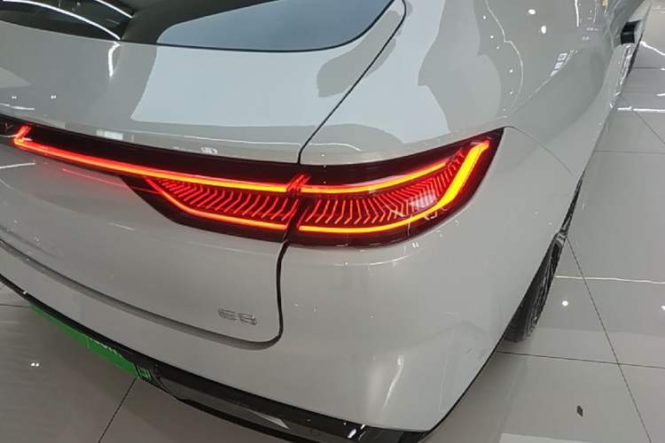 Used Geely Galaxy E8 2025 700 km Long-Range Intelligent Driving Version Right Rear Taillight