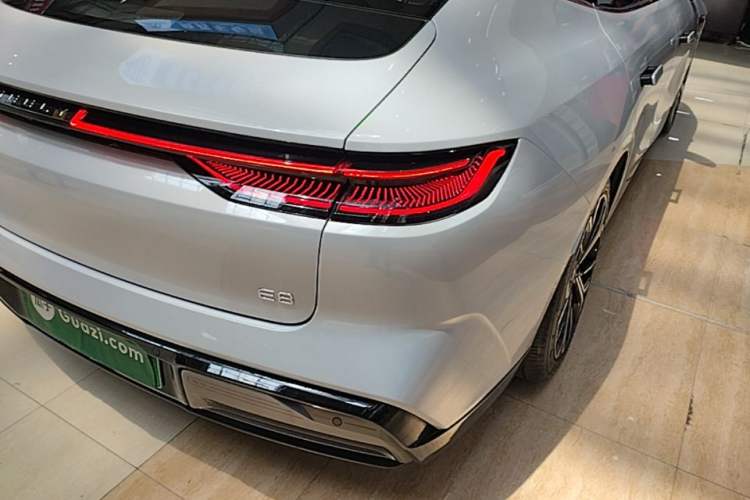 Used Geely Galaxy E8 2025 700 km Long-Range Intelligent Driving Version Right Rear Taillight