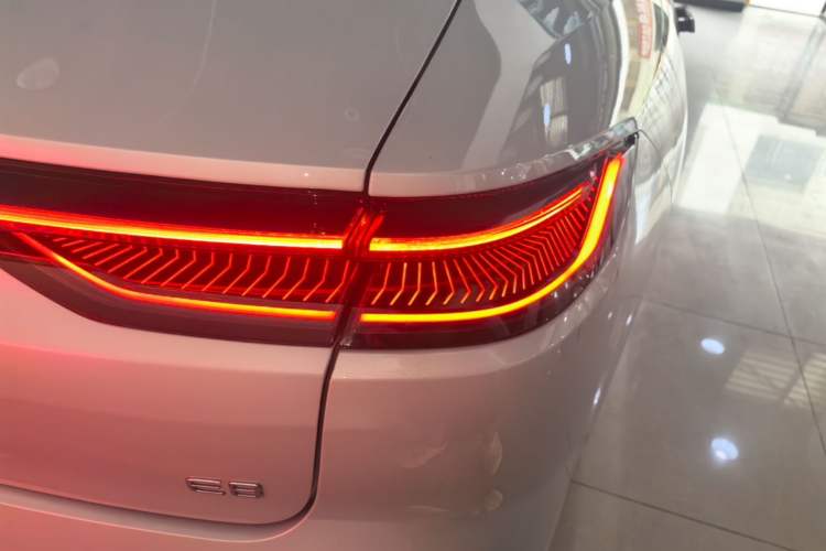 Used Geely Galaxy E8 2025 700 km Long-Range Intelligent Driving Version Right Rear Taillight