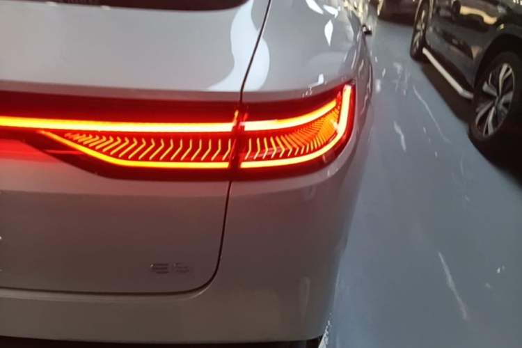 Used Geely Galaxy E8 2025 700 km Long-Range Intelligent Driving Version Right Rear Taillight