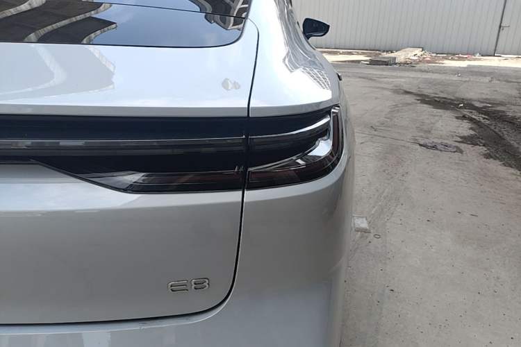 Used Geely Galaxy E8 2025 700 km Long-Range Intelligent Driving Version Right Rear Taillight
