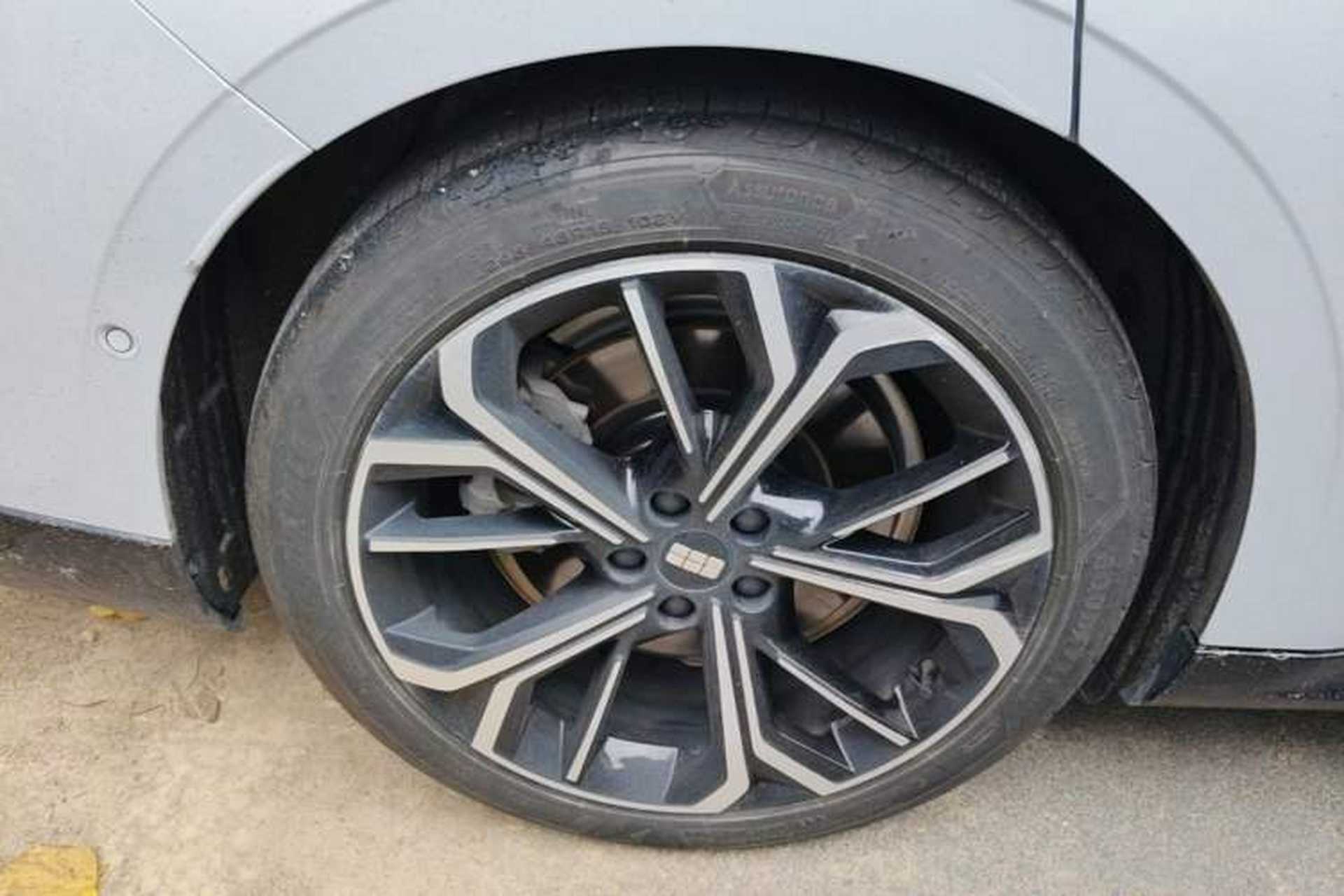 Used Geely Galaxy E8 2025 700 km Long-Range Intelligent Driving Version Right Rear Wheel Hub