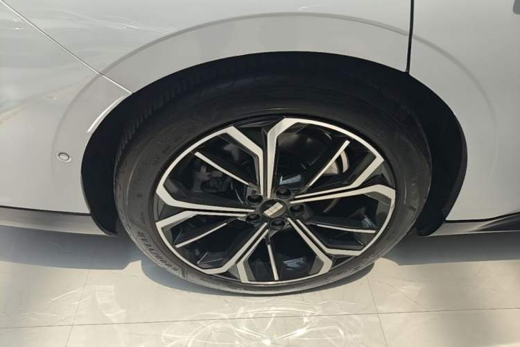 Used Geely Galaxy E8 2025 700 km Long-Range Intelligent Driving Version Right Rear Wheel Hub