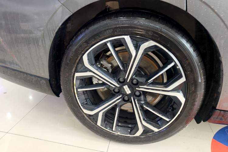 Used Geely Galaxy E8 2025 Model—610km Prestige Version Right Rear Wheel Hub