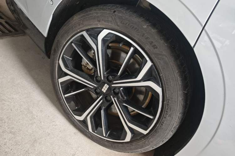 Used Geely Galaxy E8 2025 700 km Long-Range Intelligent Driving Version Right Rear Wheel Hub
