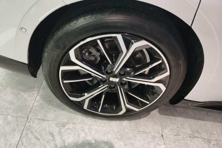 Used Geely Galaxy E8 2025 700 km Long-Range Intelligent Driving Version Right Rear Wheel Hub