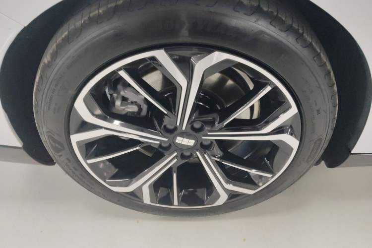Used Geely Galaxy E8 2025 700 km Long-Range Intelligent Driving Version Right Rear Wheel Hub