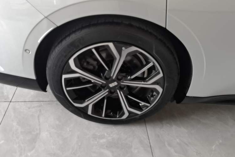 Used Geely Galaxy E8 2025 700 km Long-Range Intelligent Driving Version Right Rear Wheel Hub