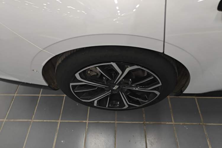 Used Geely Galaxy E8 2025 700 km Long-Range Intelligent Driving Version Right Rear Wheel Hub