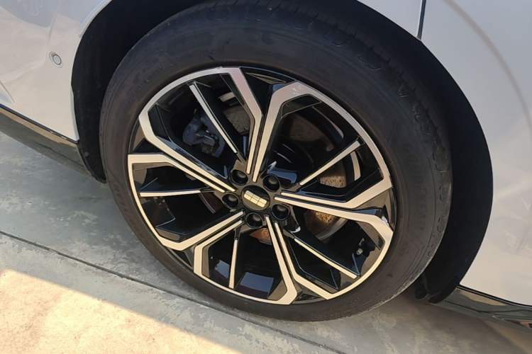 Used Geely Galaxy E8 2025 700 km Long-Range Intelligent Driving Version Right Rear Wheel Hub
