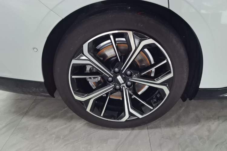 Used Geely Galaxy E8 2025 700 km Long-Range Intelligent Driving Version Right Rear Wheel Hub