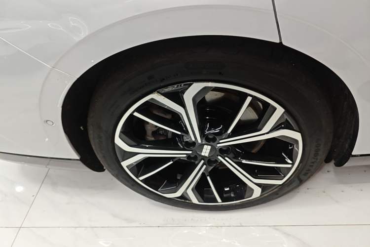 Used Geely Galaxy E8 2025 700 km Long-Range Intelligent Driving Version Right Rear Wheel Hub