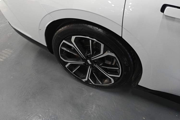 Used Geely Galaxy E8 2025 700 km Long-Range Intelligent Driving Version Right Rear Wheel Hub