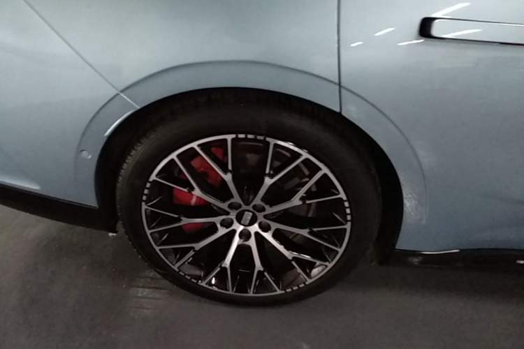 Used Geely Galaxy E8 2025 620 km All-Wheel Drive Starship LiDAR-Enabled Intelligent Driving Version Right Rear Wheel Hub