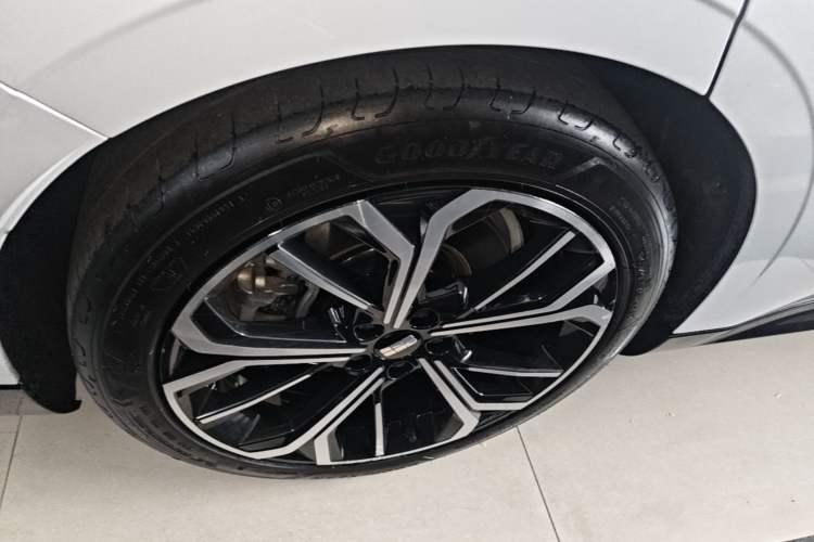 Used Geely Galaxy E8 2025 700 km Long-Range Intelligent Driving Version Right Rear Wheel Hub