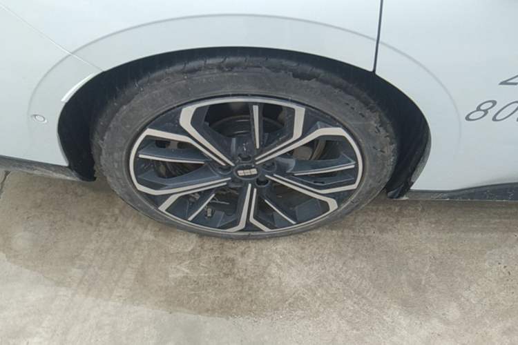 Used Geely Galaxy E8 2025 700 km Long-Range Intelligent Driving Version Right Rear Wheel Hub