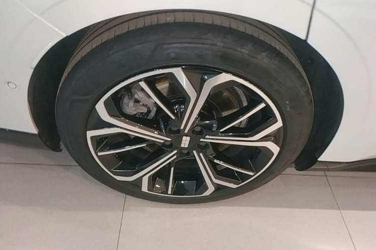 Used Geely Galaxy E8 2025 700 km Long-Range Intelligent Driving Version Right Rear Wheel Hub