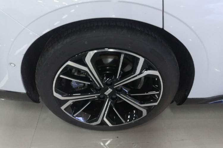 Used Geely Galaxy E8 2025 700 km Long-Range Intelligent Driving Version Right Rear Wheel Hub
