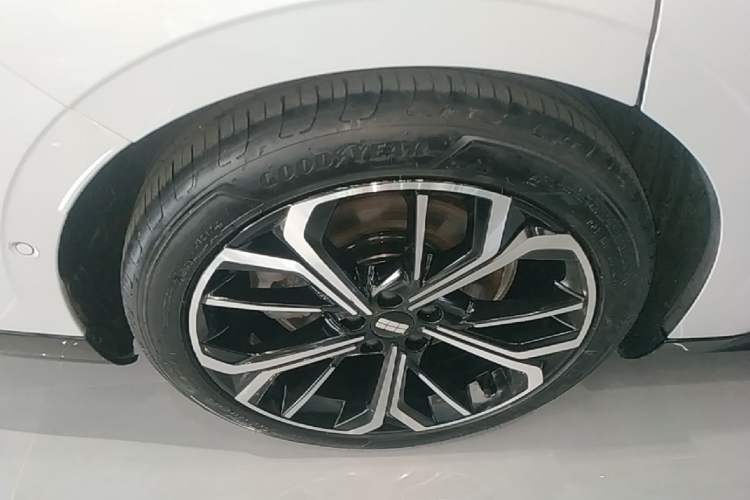 Used Geely Galaxy E8 2025 700 km Long-Range Intelligent Driving Version Right Rear Wheel Hub