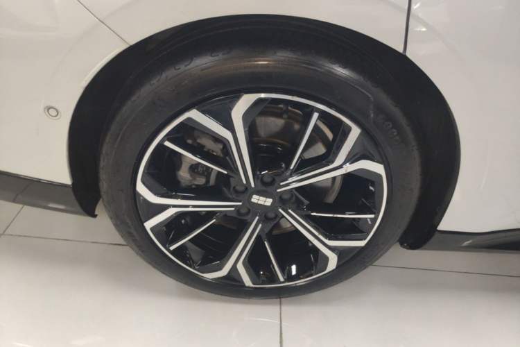 Used Geely Galaxy E8 2025 700 km Long-Range Intelligent Driving Version Right Rear Wheel Hub