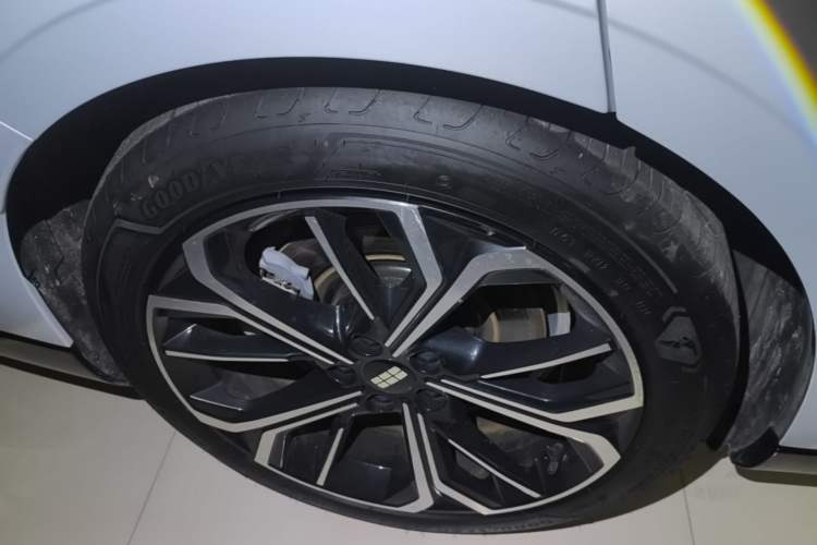 Used Geely Galaxy E8 2025 700 km Long-Range Intelligent Driving Version Right Rear Wheel Hub