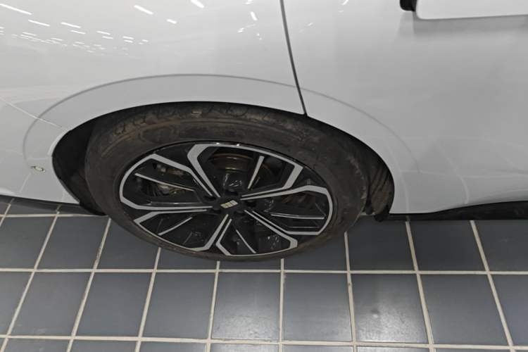 Used Geely Galaxy E8 2025 700 km Long-Range Intelligent Driving Version Right Rear Wheel Hub