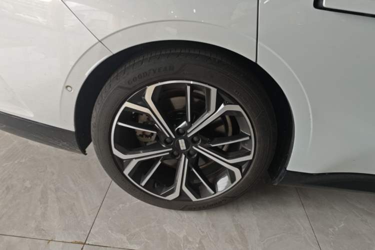Used Geely Galaxy E8 2025 700 km Long-Range Intelligent Driving Version Right Rear Wheel Hub