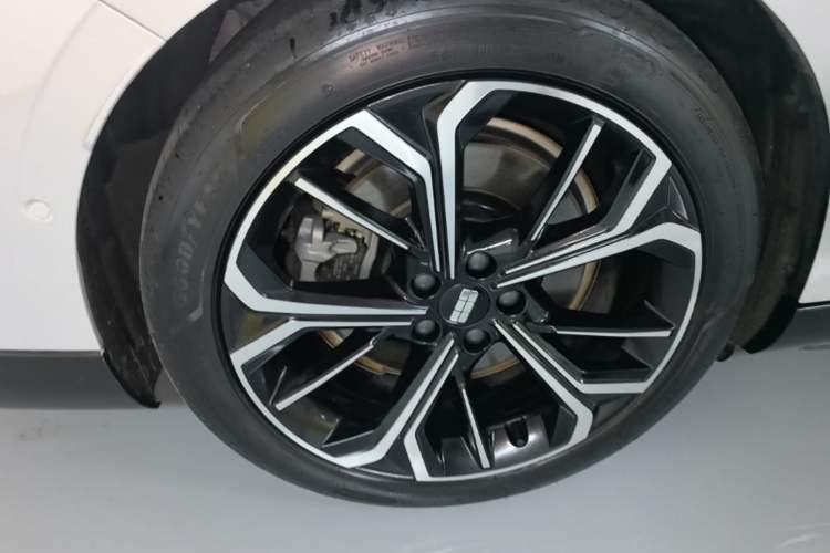 Used Geely Galaxy E8 2025 700 km Long-Range Intelligent Driving Version Right Rear Wheel Hub