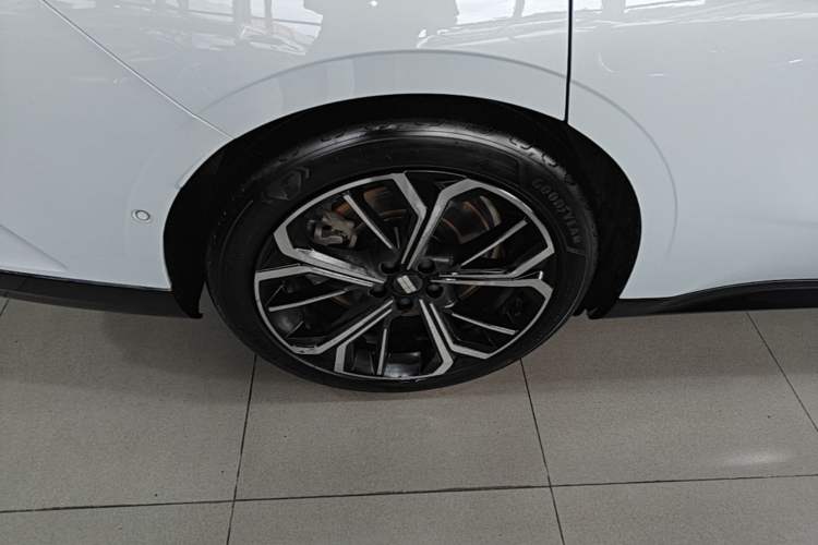 Used Geely Galaxy E8 2025 700 km Long-Range Intelligent Driving Version Right Rear Wheel Hub