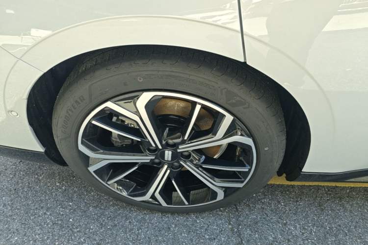 Used Geely Galaxy E8 2025 700 km Long-Range Intelligent Driving Version Right Rear Wheel Hub