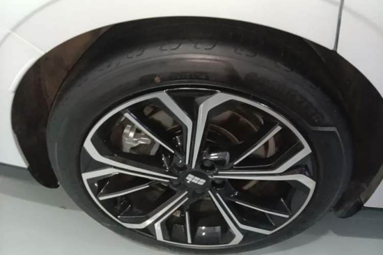 Used Geely Galaxy E8 2025 700 km Long-Range Intelligent Driving Version Right Rear Wheel Hub