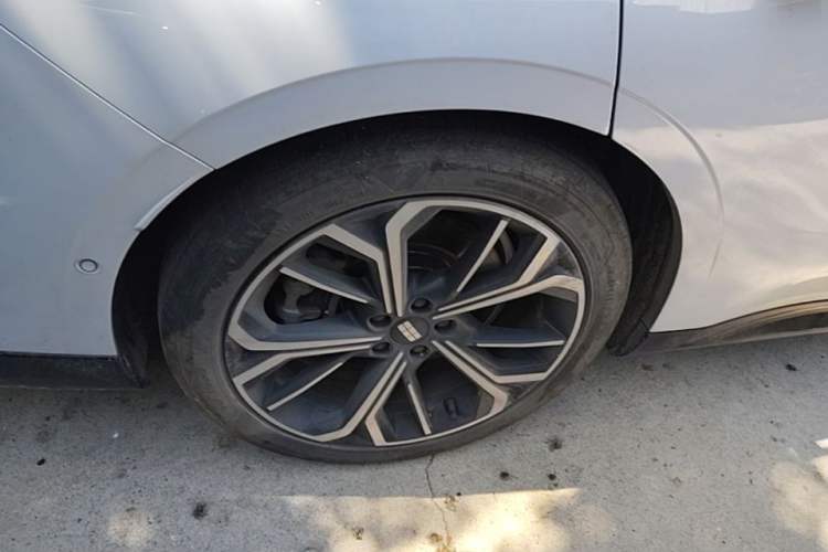 Used Geely Galaxy E8 2025 700 km Long-Range Intelligent Driving Version Right Rear Wheel Hub