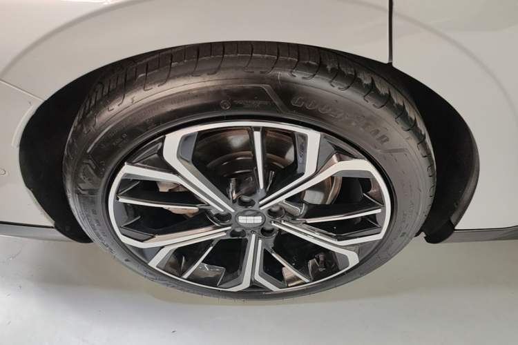 Used Geely Galaxy E8 2025 700 km Long-Range Intelligent Driving Version Right Rear Wheel Hub